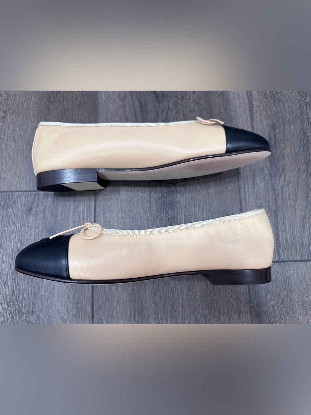 CHANEL CLASSIC CC LOGO BEIGE & BLACK LEATHER BALLET FLATS SHOES Size 37C - Picture 10 of 16